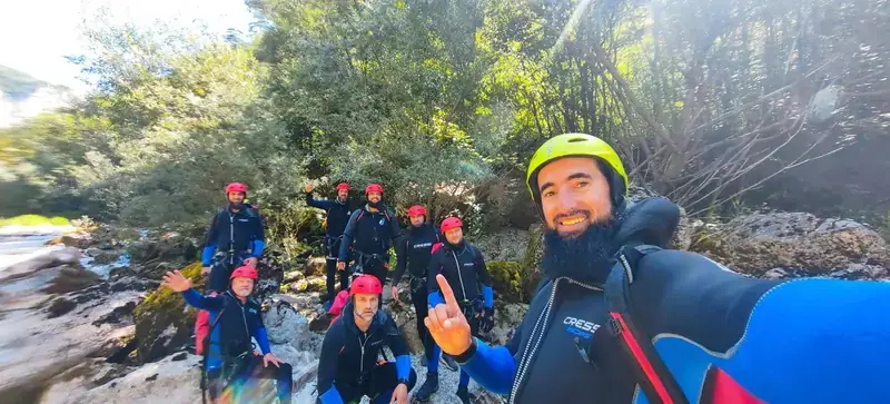 Vodič sa grupom u kanjonu