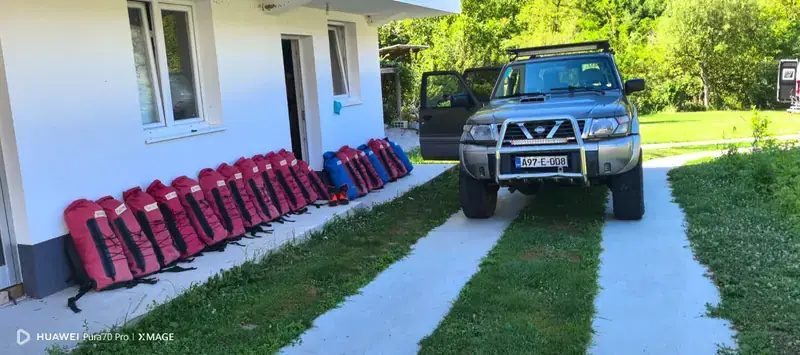 Terensko vozilo i oprema ispred kampa