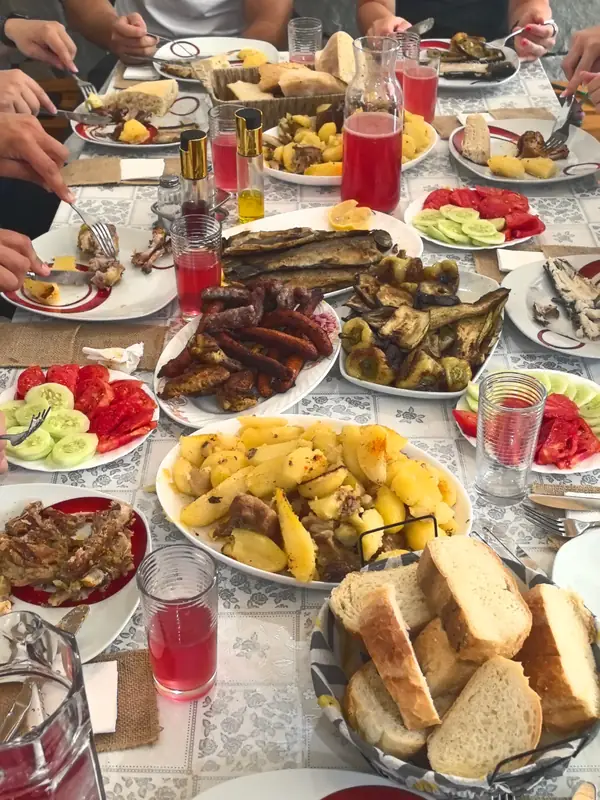 Bogat ručak u kampu nakon ture