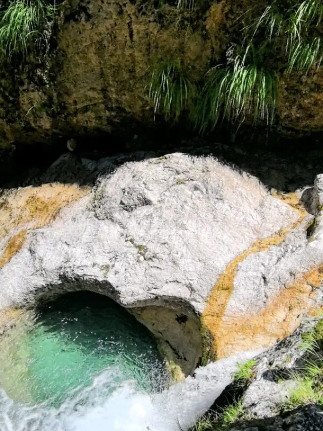 Tirkizni vir ispod kamenog svoda